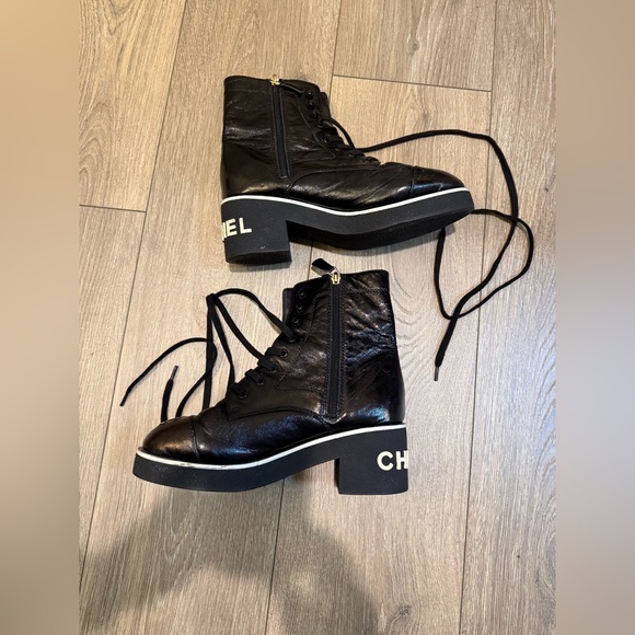 CHANEL 21C Shiny Crumpled Lambskin Patent Lace Up Ankle Short Heel Boots - Picture 5 of 16